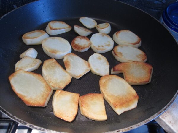 cottura delle fette di patate per la moussaka originale