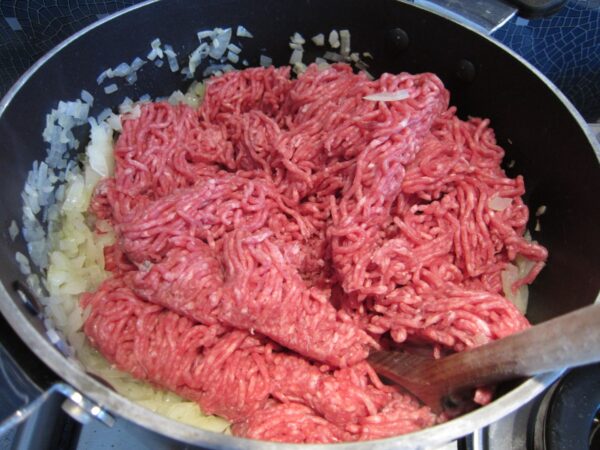 preparazione della salsa di carne per la moussaka originale 1