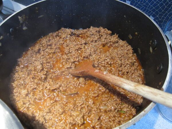 preparazione della salsa di carne per la moussaka originale 2