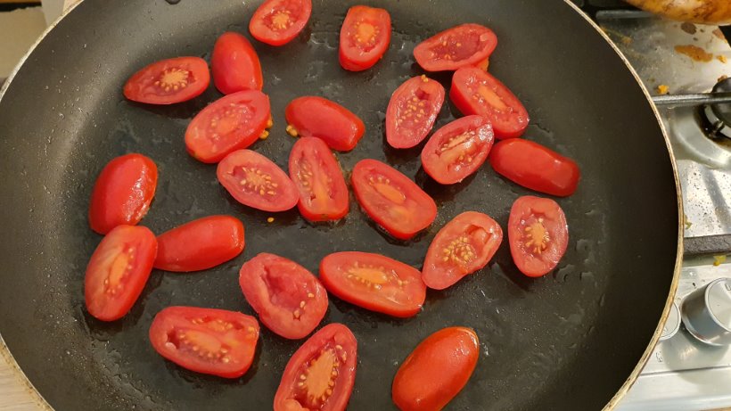 Preparazione dello sformato di melanzane keto con carne macinata-10