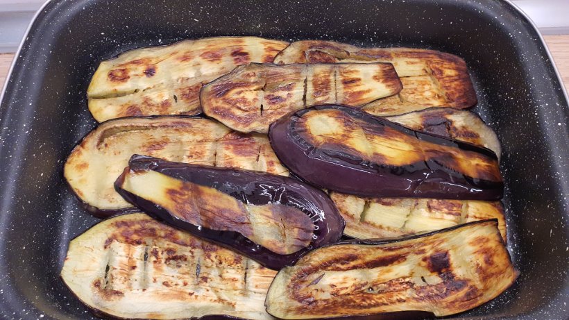 Preparazione dello sformato di melanzane keto con carne macinata-8