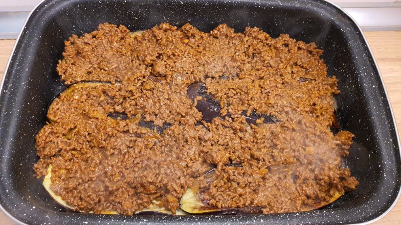 Preparazione dello sformato di melanzane keto con carne macinata-9