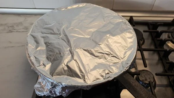 Ratatouille sotto un foglio di alluminio