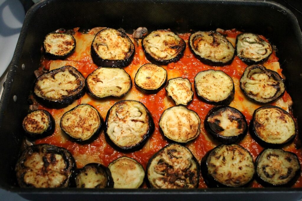 assemblare lasagne vegane con funghi e melanzane-5