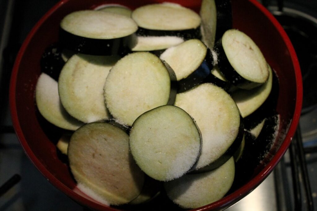 preparare-le-melanzane-per-lasagne-vegane